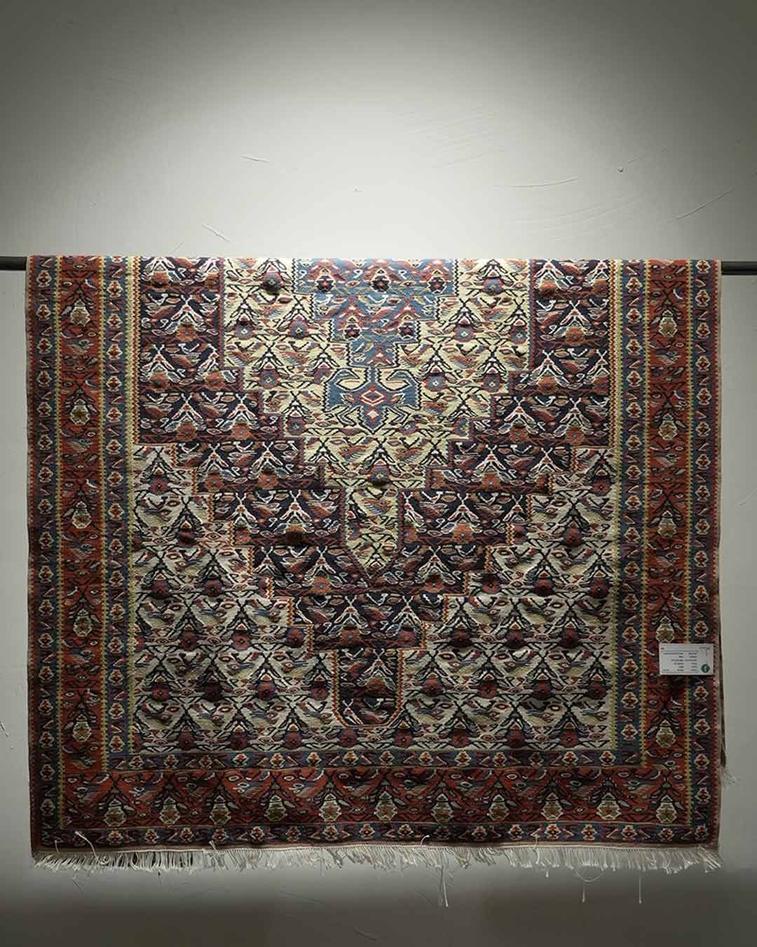 گلیم سنتی سنه با نقوش گل و پرنده